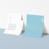 Zwei Blätter Papier in blau und weiß