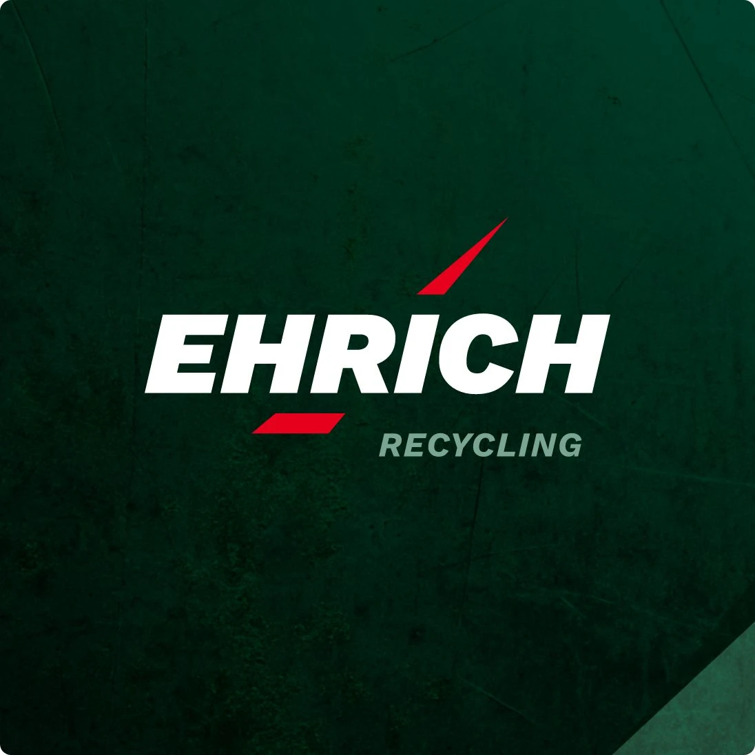 Das Logo mit dem Schriftzug Ehrich Recycling in weiß auf dunkelgrün mit einem roten Dekoelement