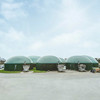 Biogasanlage mit sechs runden grünen Bauten 