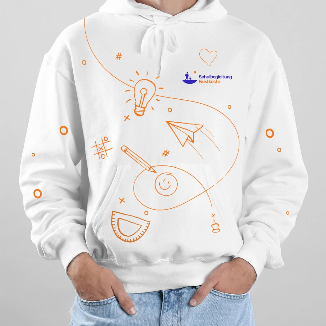 Kapuzenpullover der Schulbegleitung Westküste in weiß mit orangen Grafiken wie Papierfliegern, Kreisen und Schlangenlinien