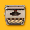 Alte Schreibmaschine vor gelbem Hintergrund