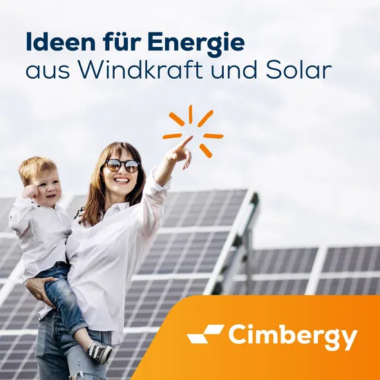 Eine Frau steht mit einem Kind auf dem Arm vor einem Haus mit Solaranlage. Darüber der Schriftzug Ideen für Energie aus Windkraft und Solar Cimbergy