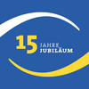 Schriftzug 15 Jahre Jubiläum auf blauem Hintergrund und gelb-weiße Schwungbögen