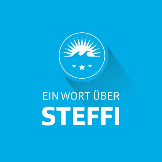 Blauer Hintergrund, HOCHZWEI-LOGO und weiße Schrift: Ein Wort über Steffi 