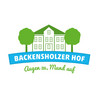 Logo: Grünes zweistöckiges Haus, Schriftzug Backensholzer Hof auf blauem Banner und an beiden Seiten ein grüner Baum; in grüner Schreibschrift 
