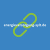 Weiße URL energieversorgung-sylt.de vor blauem Hintergrund