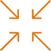 Quadratisches weißes Bild mit 4 orangenen Pfeilen, die aus je einer Ecke in die Mitte zeigen