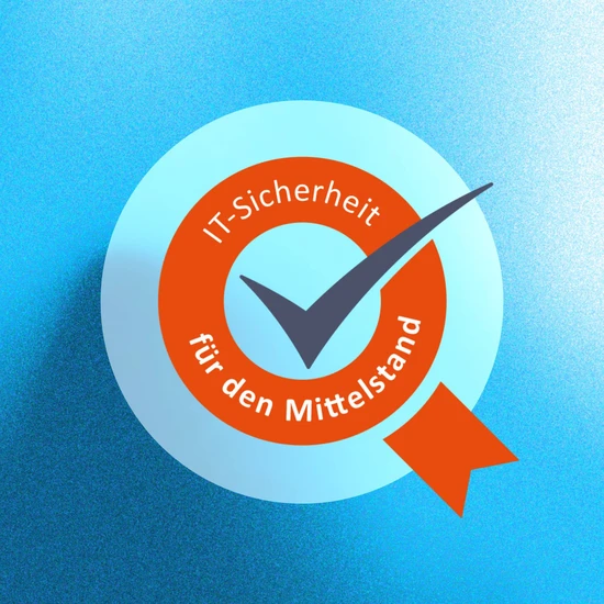 Datensicherheit auf die Eins Blaue Grafik mit IT-Sicherheit für den Mittelstand Siegel