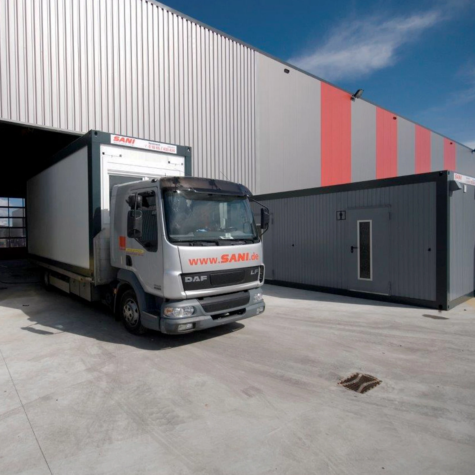 LKW Transporter steht in einer Lagerhalle