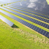 Ein Luftbild einer Solaranlage 
