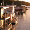 Bootshäuser bei Sonnenuntergang