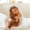 Ein kleines Mädchen umarmt ihren Teddybären