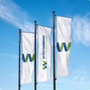 Drei Fahnen mit dem Wüstenberg-Logo.