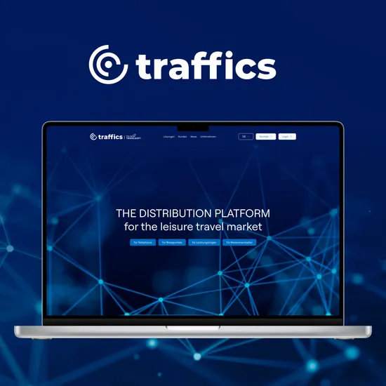 Blauer Hintergrund, davor ein Laptop. Darauf geöffnet ist die Traffics Homepage.