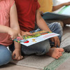 Zwei Kinder lesen in einem Pixiebuch