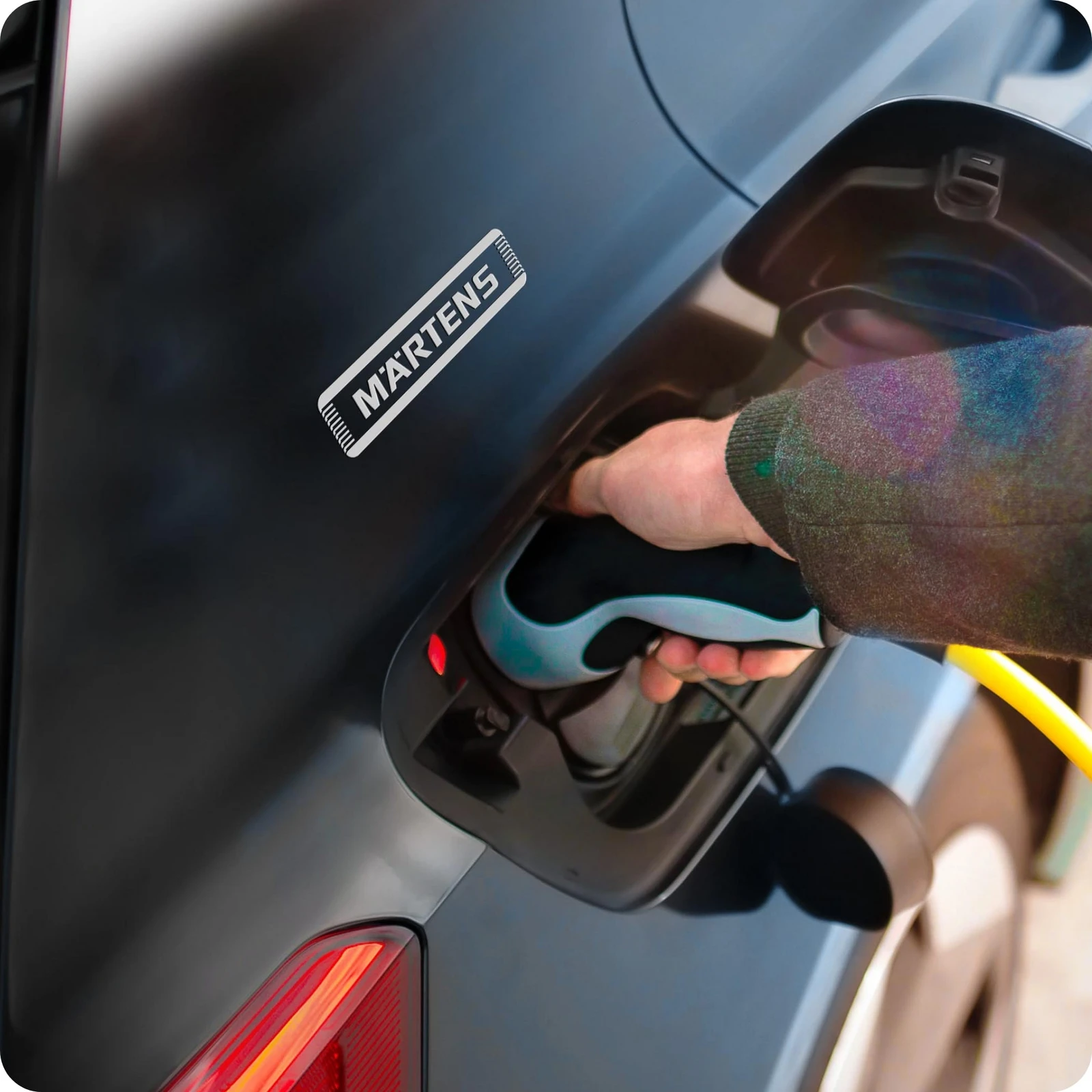 hochzwei_maertensblog_teaser_03.jpg Eine Person tankt seine Auto mit Elektrostrom
