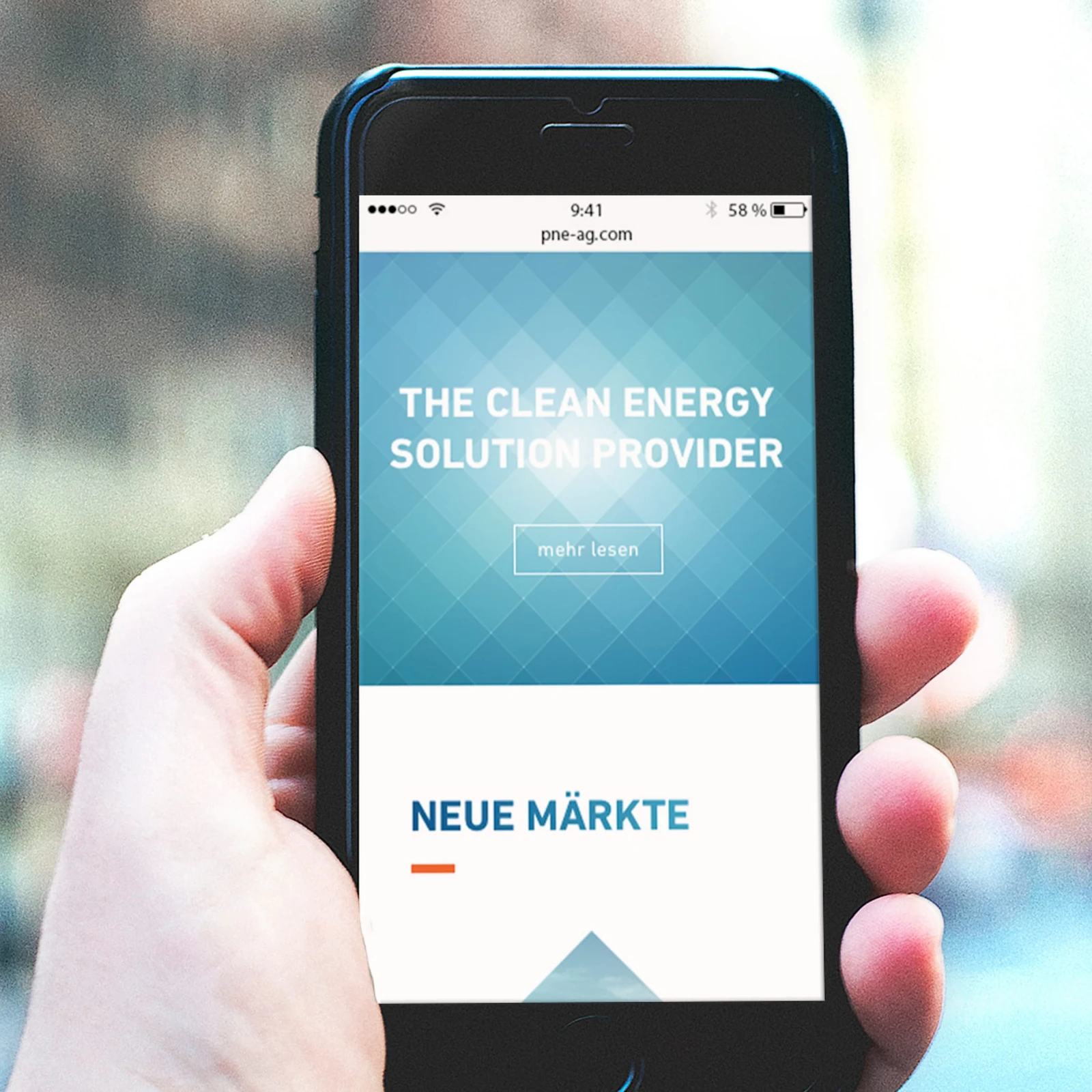 Hand hält Handy mit geöffneter pne ag Homepage