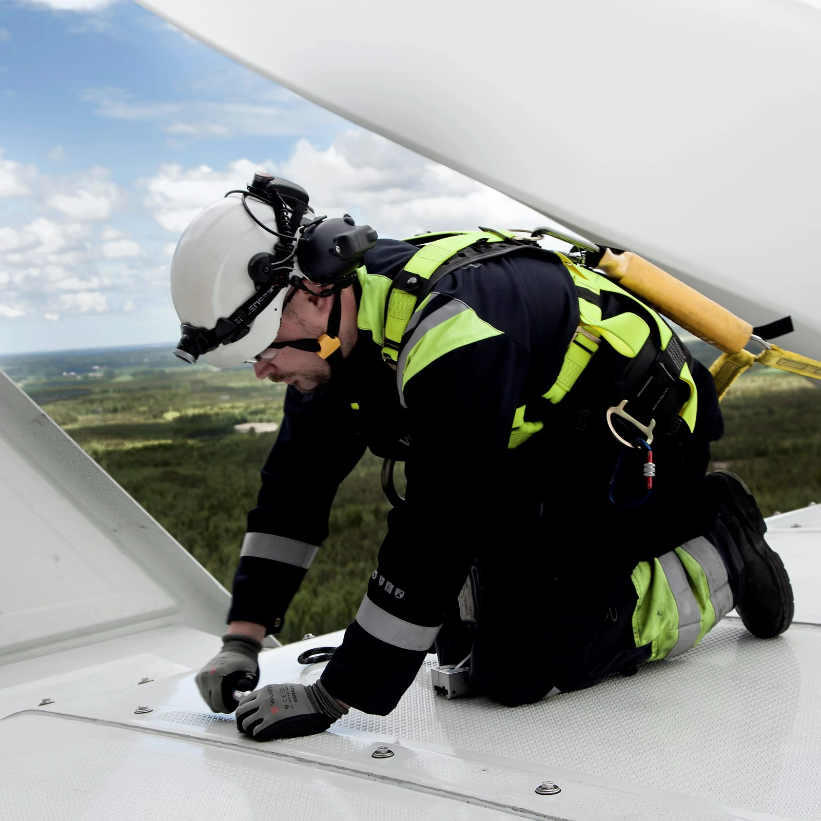 Mitarbeiter von Vestas arbeitet auf einem Windrad
