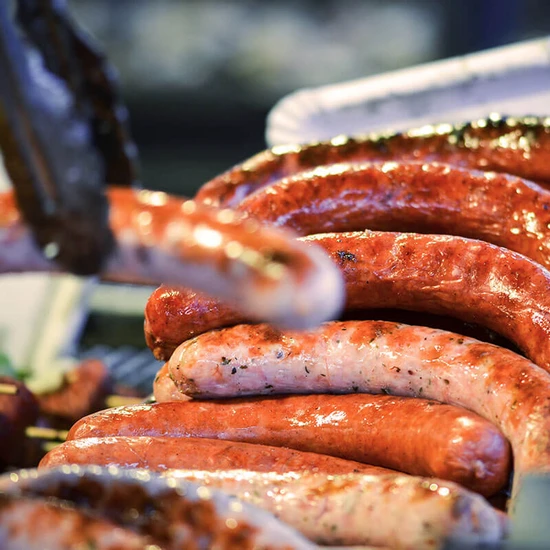 Gebratene Würstchen auf Grill