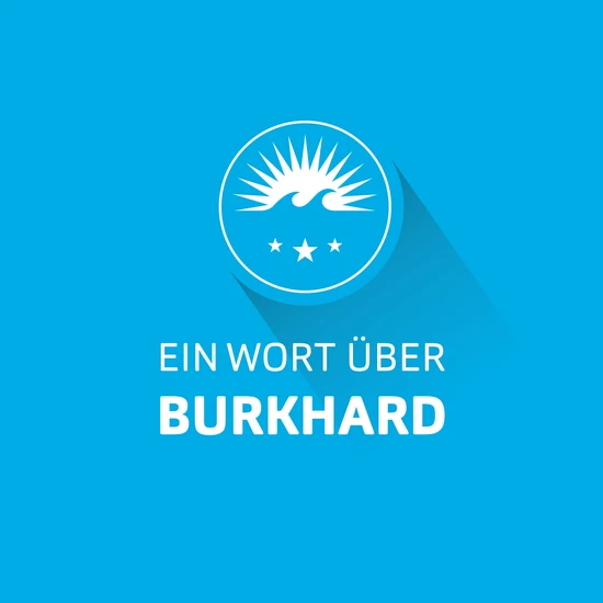 Blaue Grafik mit Schriftzug Ein Wort über Burkhard. Darüber das Hochzwei Logo mit einer aufgehenden Sonne, zwei Wellen und drei Sternen.