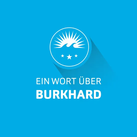 Blaue Grafik mit Schriftzug Ein Wort über Burkhard. Darüber das HOCHZWEI Logo mit einer aufgehenden Sonne, zwei Wellen und drei Sternen.