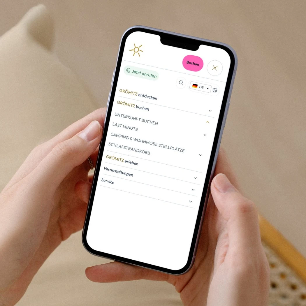h2_tsg_teaser_09.jpg Smartphone mit dem Seitenmenü der Grömitz Webseite