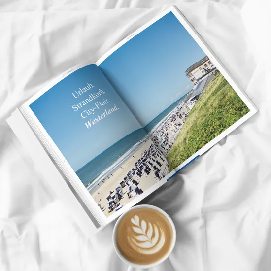 Geöffnetes Magazin mit einer Tasse Kaffe daneben
