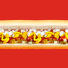 Mittelstück 1 eines mit sichtbaren Zwiebel- und Gurkenstücken sowie Senf belegten Hotdogs vor rotem Hintergrund
